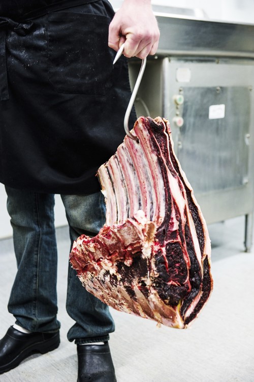Slager met dry aged meat-500x750